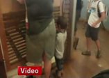 Sallanan kapı küçük çocuğu devirdi