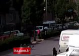 Köpekten korkup kaçan kızlara otomobil çarptı!