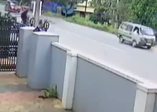 Otomobil motosikletliyi metrelerce sürükledi