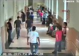 Sopalarla polise saldırdılar!