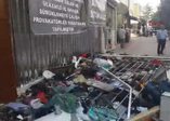 Yakılan işyerinde anlamlı pankart