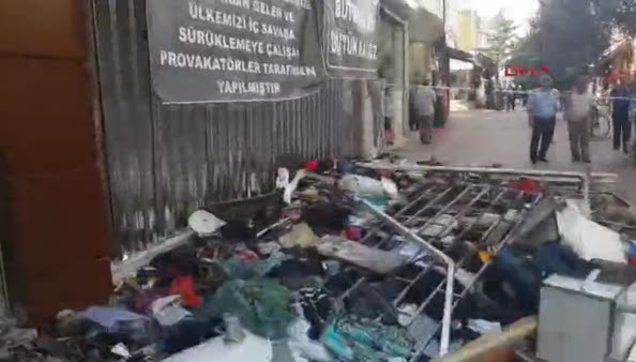 Yakılan işyerinde anlamlı pankart-1