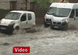 Sağanak yağış yolları göle çevirdi