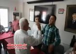 Sandalyeler, tekmeler havada uçuştu!