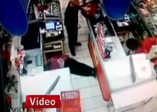 Durduk yere yaşlı kadını yumrukladı