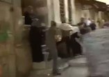 İsrail askeri Filistinli kadını yere attı