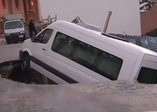 İstanbul'da yol çöktü