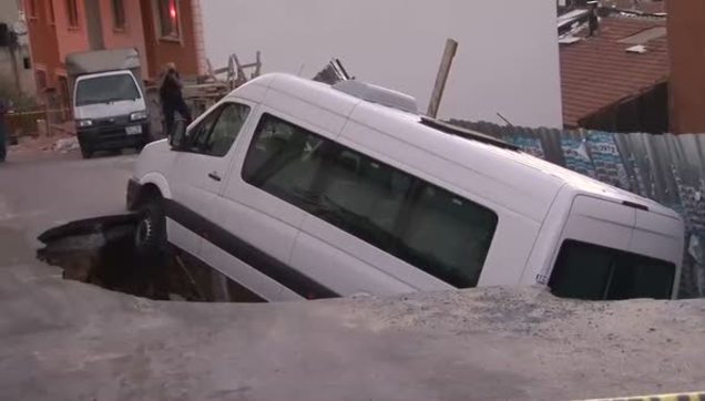 Yol çöktü servis aracı çukura düştü-1