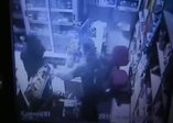 Silahlı soyguncuya direnen kahraman kadın kamerada