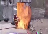 İtfaiyeciler arkadaşlarının gözü önünde yandı