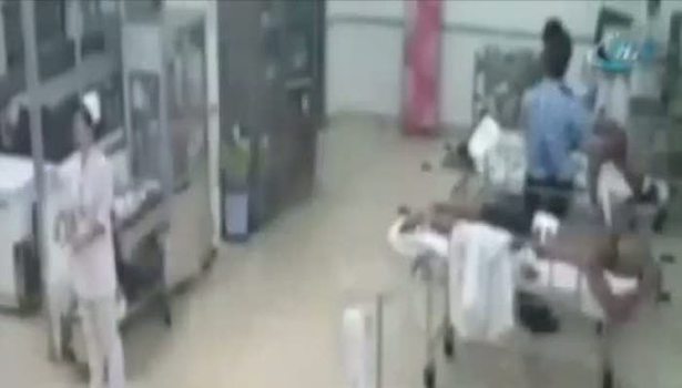 Hasmını acil servise girip tekrar bıçakladı