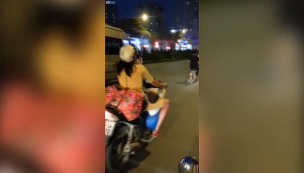 Mobilette bebek taşıyan anne