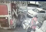 Minibüsün kadına çarpma anı kamerada