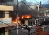 Uçak binaya çarptı