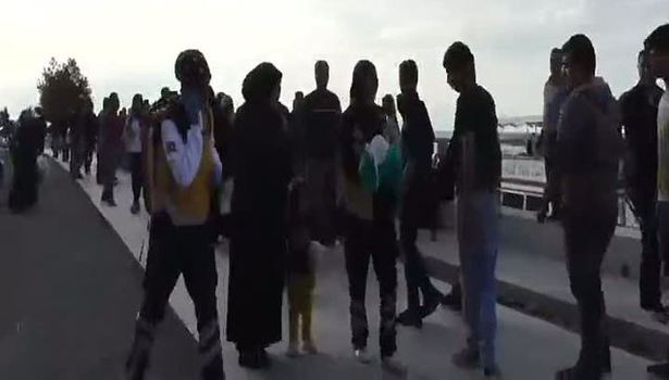 Göle düşen bebek son anda kutarıldı