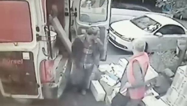 Minibüsün kadına çarpma anı kamerada