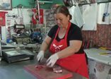 Kadın kasaplar yan yana dükkan işletiyor