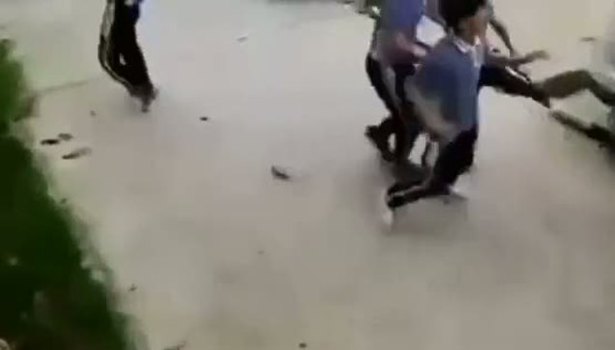 Okul çıkışı beş çocuğu birden dövdü