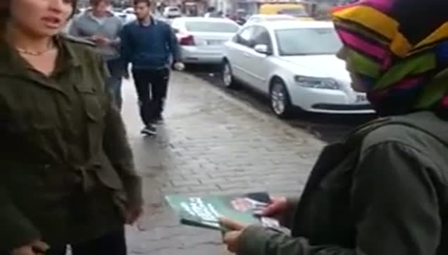 Broşür dağıtan AK Parti'li gençlere saldırı-1