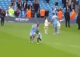 Vincent Kompany'den kızına sarı kartlık bir müdahele