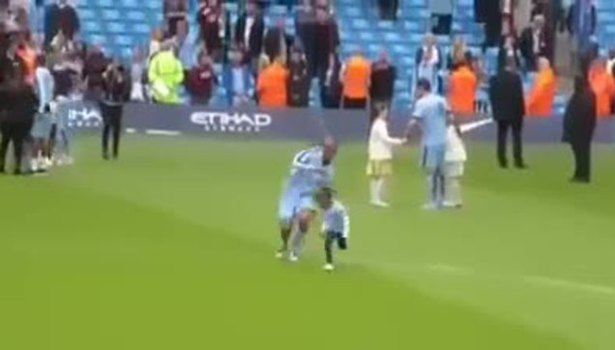 Vincent Kompany'den kızına sarı kartlık bir müdahele