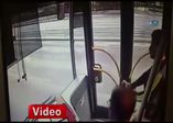 Metrobüs ile cipin kafa kafaya çarpışma anı kamerada