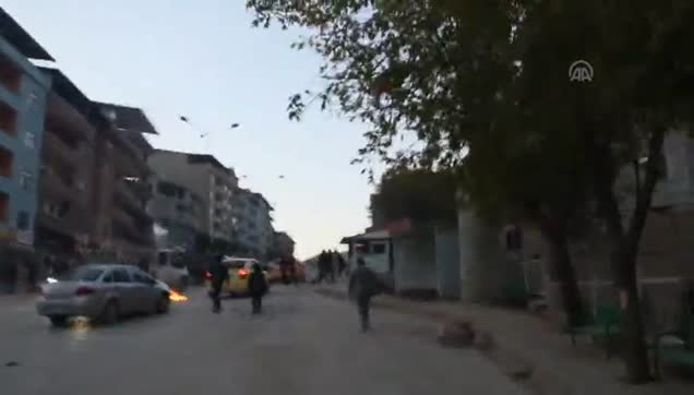 Vatandaşlar PKK'yı taş ve sopayla kovaladı-1