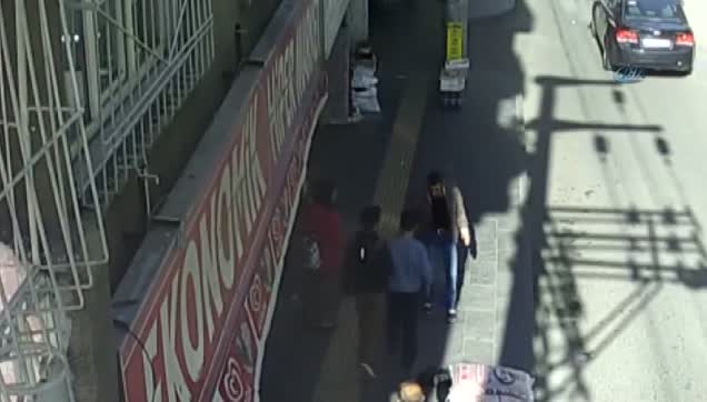 Yolun ortasında kadını taciz etti-1