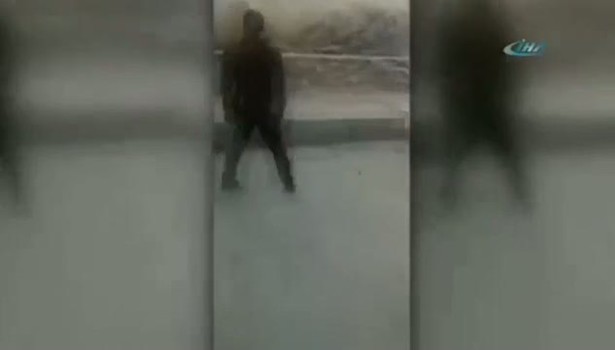 Bina iş makinesinin üstüne çöktü