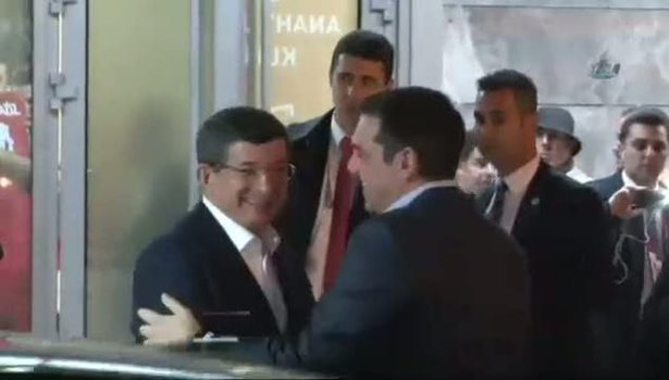 Başbakan Davutoğlu ile Çipras beraber maç izledi