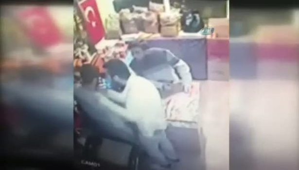 ’Senin gırtlağını keserim’ diyerek gasp etti