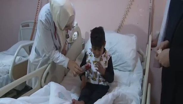 Suriyeli çocuğu bağlayıp ölüme terk ettiler