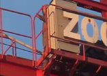 Maaşını alamayınca vincin üzerine çıktı