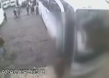 Çuvalla uyuşturucuyu taşıma anı kamerada