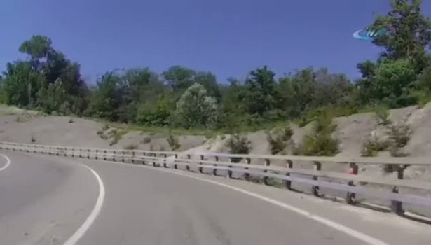 Viraja hızlı giren kamyonun zor anları
