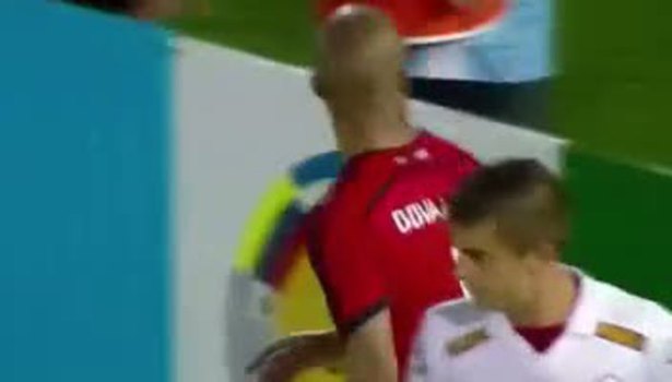 Top toplayıcı çocuğa tokat attı!