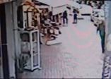 Sevgilisine kızıp sokak ortasında cinsel organını kesti