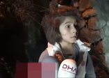 Minik kız, mahsur kalan köpekleri kurtardı