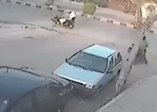 Hırsızı motosikletten aldı