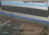 Tren ona değil, o trene çarptı