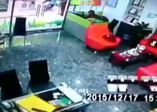 Motosiklet kafeye girdi
