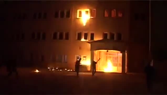 PKK'lılar öğrenci yurdunu böyle ateşe verdi-1
