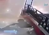 Aşağı düşen çocuğu havada tuttu