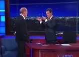 Bruce Willis ve Stephen Colbert yumruk yumruğa kavga etti