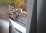 Asker yaralanan polisin üzerine yatarak siper oldu