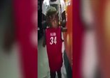 Başını 180 derece çeviren çocuk