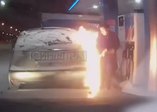 Kadın sürücü yakıt istasyonunu yaktı
