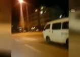 Caddede yarışan minibüs direğe böyle çarptı