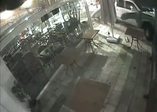 Hızla gelen araç direğe böyle çarptı