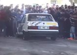 Drift yapan otomobil seyircilerin arasına daldı